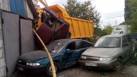 В Борисоглебске МАЗ протаранил 5 автомобилей и врезался в гаражи