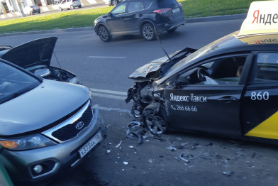 В Воронеже в ДТП с 5 автомобилями пострадала пассажирка такси