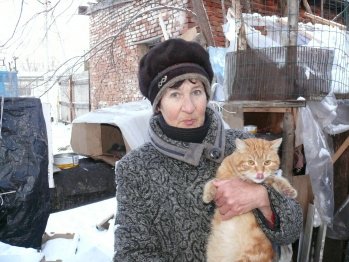 «Тоже живая душа». Бабушка устроила кошачье общежитие на теплотрассе в Воронежской области