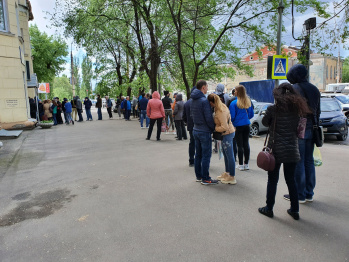 Воронежцы приняли «санитарную дистанцию» рядом с наркодиспансером за очередь