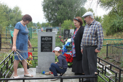 В панинском селе Хитровка установили новый памятник участникам Гражданской войны