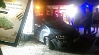 В центре Воронежа Volkswagen сбил женщину и врезался в остановку