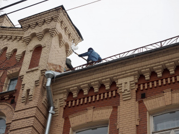 В Воронеже за выходные от снега и наледи очистили крыши 272 зданий