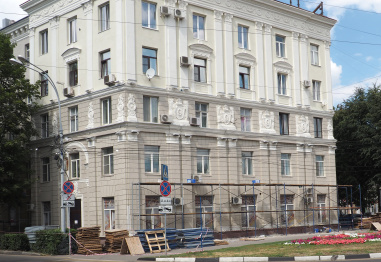 При капремонте фасада дома в центре Воронежа восстановят элементы архитектурного декора 