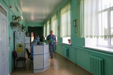 В Воронежской области хирург-переселенец получил новую квартиру