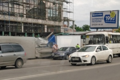 В Воронеже грузовая «Газель» снесла строительное ограждение