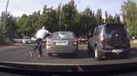 Воронежец в ходе дорожной разборки с одного удара разбил стекло автомобиля (ВИДЕО)