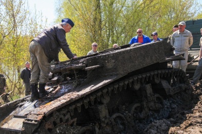 В Воронежской области из Дона вытащили американский танк 