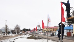 Главные улицы Павловска украсили весенними флагами