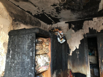 В Воронеже ночной пожар из-за свечи в захламленной квартире унес 2 жизни
