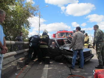 В Воронеже врезавшийся в отбойник автомобилист скрылся с места ДТП