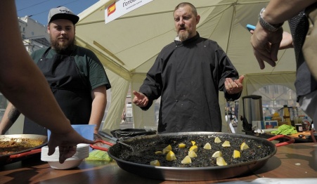Ведущий кулинарного телешоу научил воронежцев готовить черную паэлью
