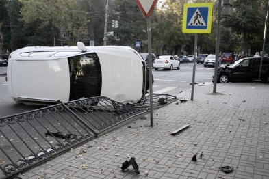 В центре Воронежа у школьной «зебры» столкнулись 2 машины