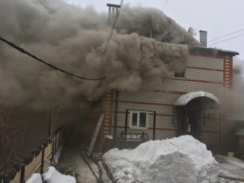 Воронежские спасатели потушили двухэтажный коттедж на набережной за 1,5 часа