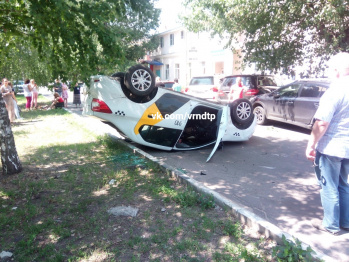 В Воронеже такси врезалось в 2 иномарки и перевернулось: пострадали 2 пассажирки 