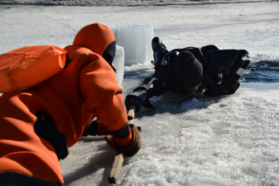 Спасатели назвали опасные участки льда на Воронежском водохранилище