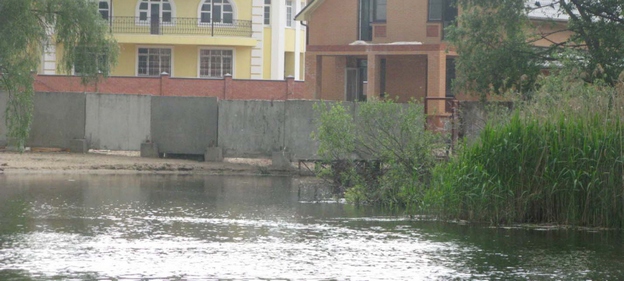 Рамонский районный суд обязал воронежского дачника снести незаконные постройки на берегу реки Воронеж