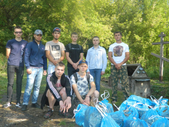 Учащиеся острогожского медколледжа очистили источник на берегу реки Тихая Сосна