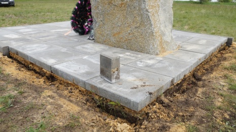 Богучарские поисковики на свои средства восстановят бордюр у памятника погибшим летчикам