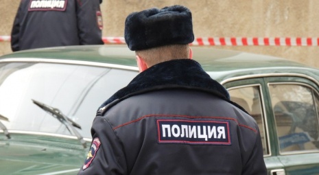 В Воронеже мужчина украл сумочку из застрявшей в снегу машины