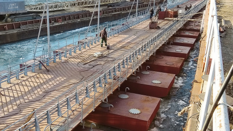 В Павловске построили наплавной 110-метровый мост