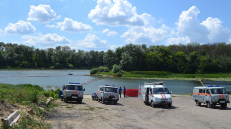 В Павловске спасатели области отработали навыки действий при разливе нефтепродуктов в реку 