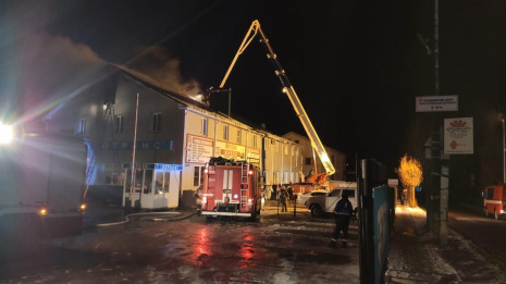 Больше 60 пожарных потушили автосервис в Воронеже