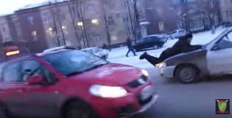 В Воронеже водитель прокатил на капоте пострадавшего от блондинки активиста