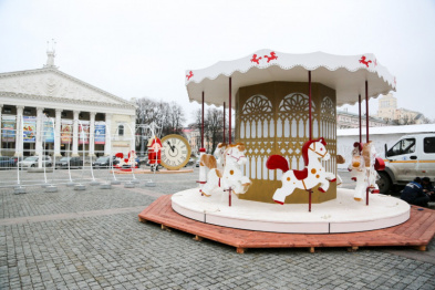 На главной площади Воронежа вандалы разбили новогоднюю карусель