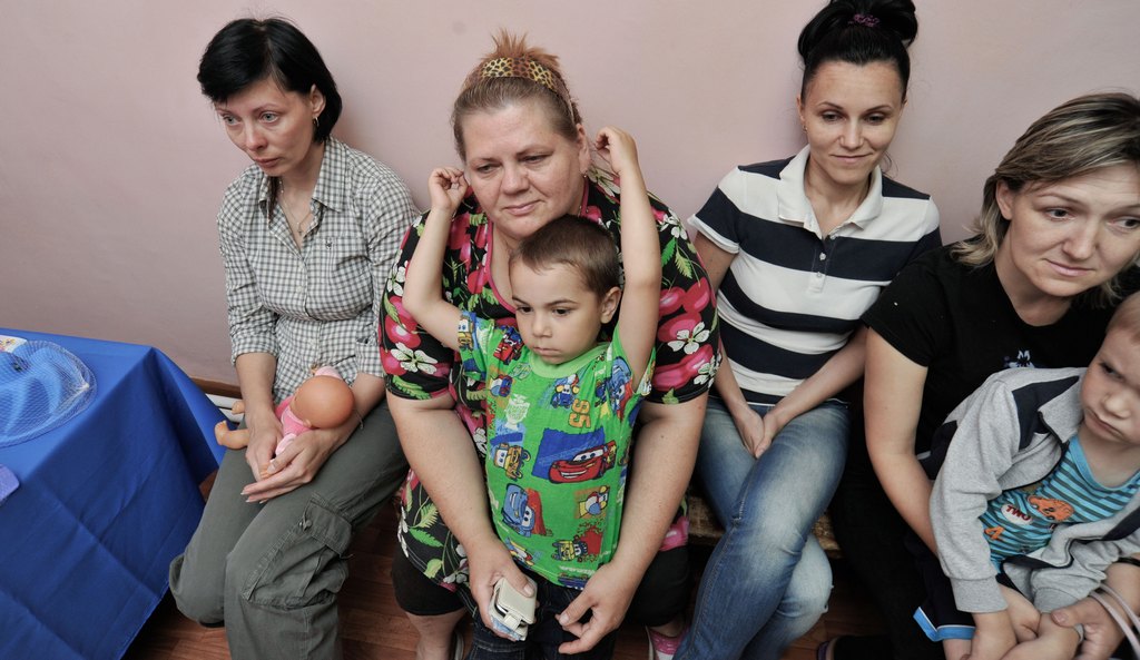 Общественники передали гуманитарную помощь сбежавшим в Воронеж жителям Луганска