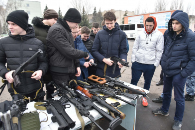 Воронежские подростки разобрали автомат на сборном пункте области