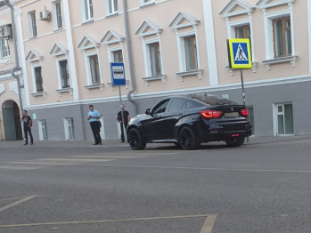 В Воронеже водитель элитной иномарки поплатился за перекрытый пешеходный переходе