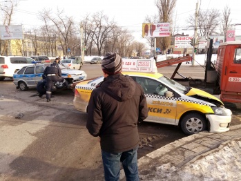 В Воронеже авария с машиной ГИБДД и такси спровоцировала пробку на Чернавском мосту