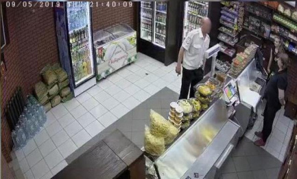 Появилось видео, как полицейский покупает пиво за час до смертельного ДТП под Воронежем