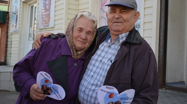 В Острогожске в День пожилого человека прохожим подарили около 100 бумажных сердец