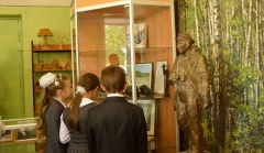 Новоусманская школа получила в подарок памятник Василию Пескову