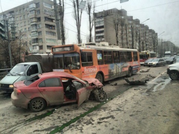 В Воронеже в ДТП с 2 машинами и троллейбусом пострадали 3 человека