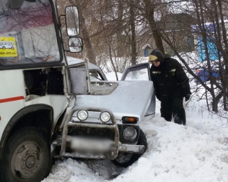 В Воронеже двое пострадали в ДТП с «Нивой» и маршрутным «ПАЗом»