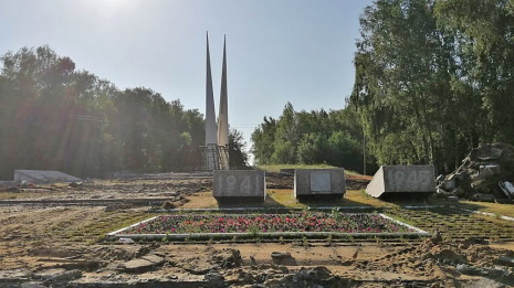 В Лисках реконструируют мемориальный комплекс на братской могиле №497
