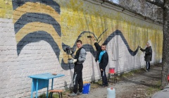 В Подгоренском районе школьники начали расписывать стены домов ко Дню Победы