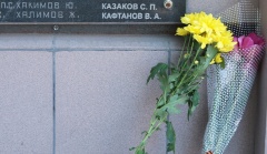 В Боброве жители Донецкой области возложили цветы к могиле своего погибшего деда