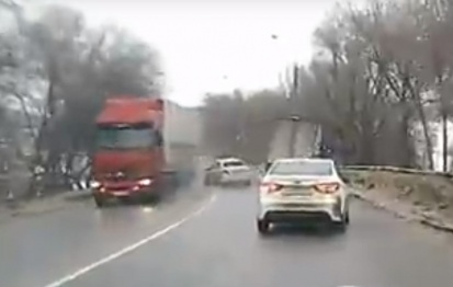 Смертельная авария с 2 грузовиками и Volkswagen Polo в Воронеже попала на видео