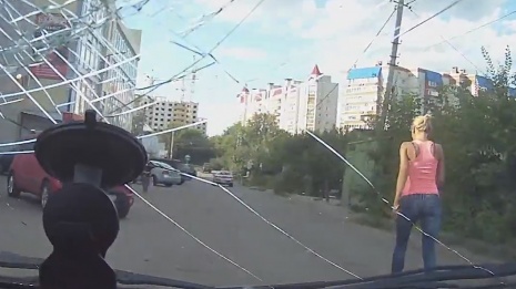 Воронежская полиция установила личность разбившей стекло чужой машины блондинки