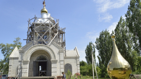 В новоусманском поселке установили купола с крестами на храме Казанской иконы Божией матери