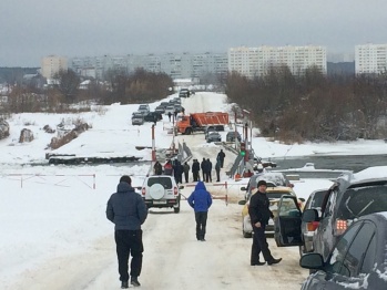 В Воронежском Шилово со льдом сдвинулся понтонный мост