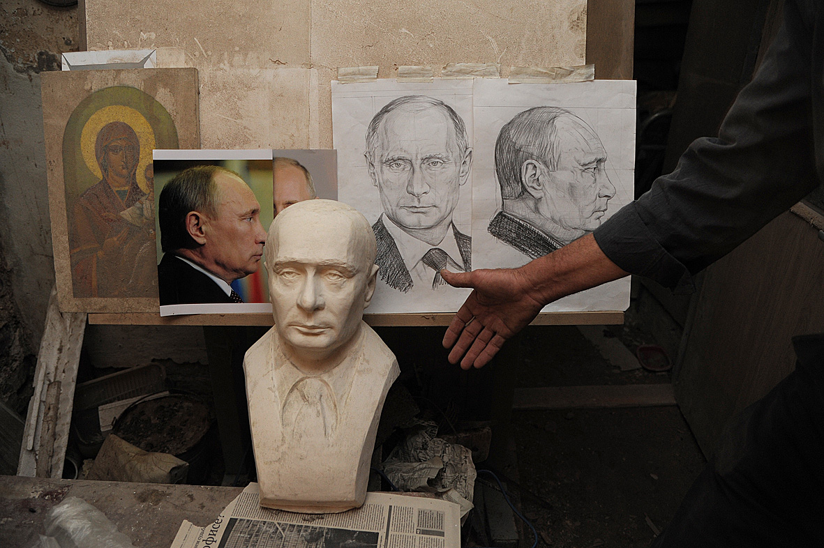 Бутурлиновский умелец сделал памятник Владимиру Путину своими руками