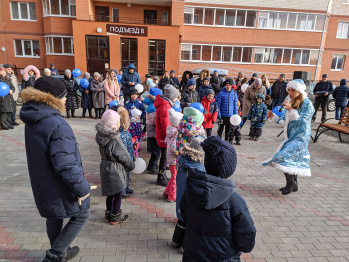 Воронежцы отметили новоселье всем двором со Снегурочкой