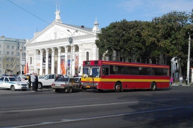 На площади Ленина в Воронеже «ВАЗ» столкнулся с автобусом