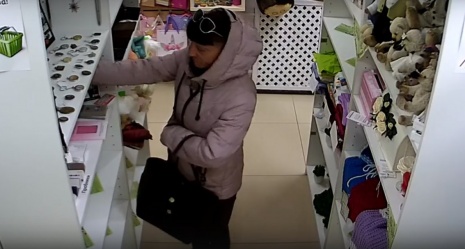 Попытавшиеся украсть товар из воронежского магазина женщины с ребенком попали на видео