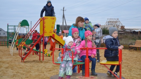Бутурлиновские активисты установили детскую площадку и отремонтировали дорогу